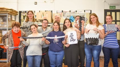  Integrantes de ALPAD (Asociación Laboral para Adultos con Discapacidad Intelectual) junto a Jessica Pullo y algunos de los diseños creados con textiles recuperados 