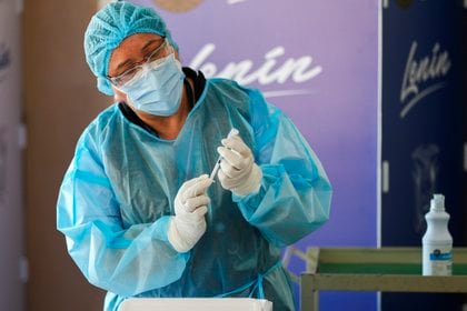 Personal médico del Hospital Centinela Pablo Arturo Suárez prepara una dosis de la vacuna contra el COVID-19 en Quito (Ecuador). EFE/ Jose Jacome/Archivo
