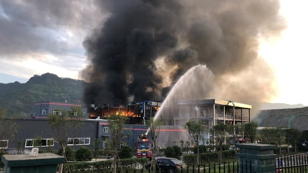 Los bomberos en el momento en que llegaron al lugar del incendio (Reuters)