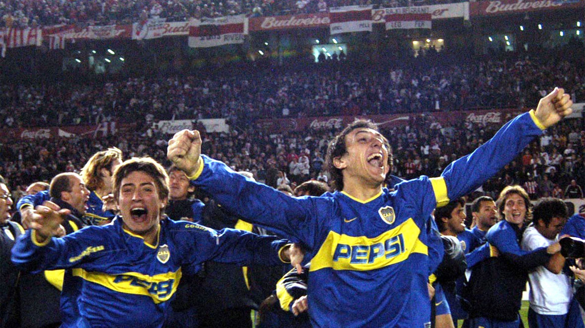 Los jugadores de Boca, Nicolas Burdisso y Pablo Álvarez, festejan al finalizar el encuentro y clasificarse finalistas de la Copa Libertadores tras vencer por penales a River Plate (FOTO NA: W. PAPASODARO)