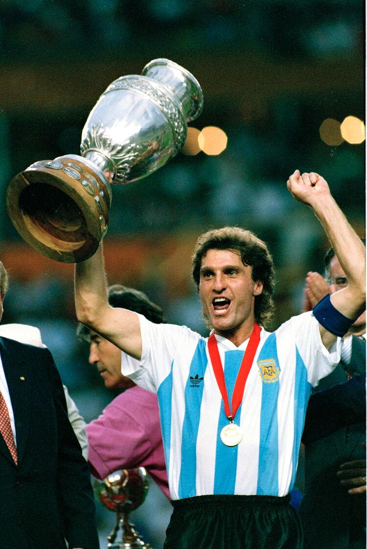 Ruggeri levanta la última Copa América que ganó Argentina en la edición de 1993 (Foto: Getty Images)