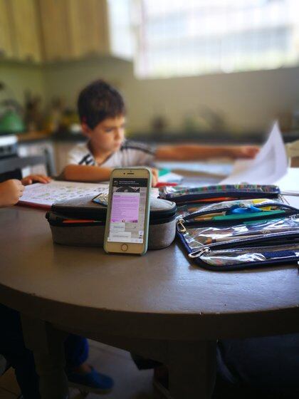 Los alumnos ms vulnerables de la ciudad y la provincia de Buenos Aires mantienen el vnculo con sus docentes a travs de WhatsApp