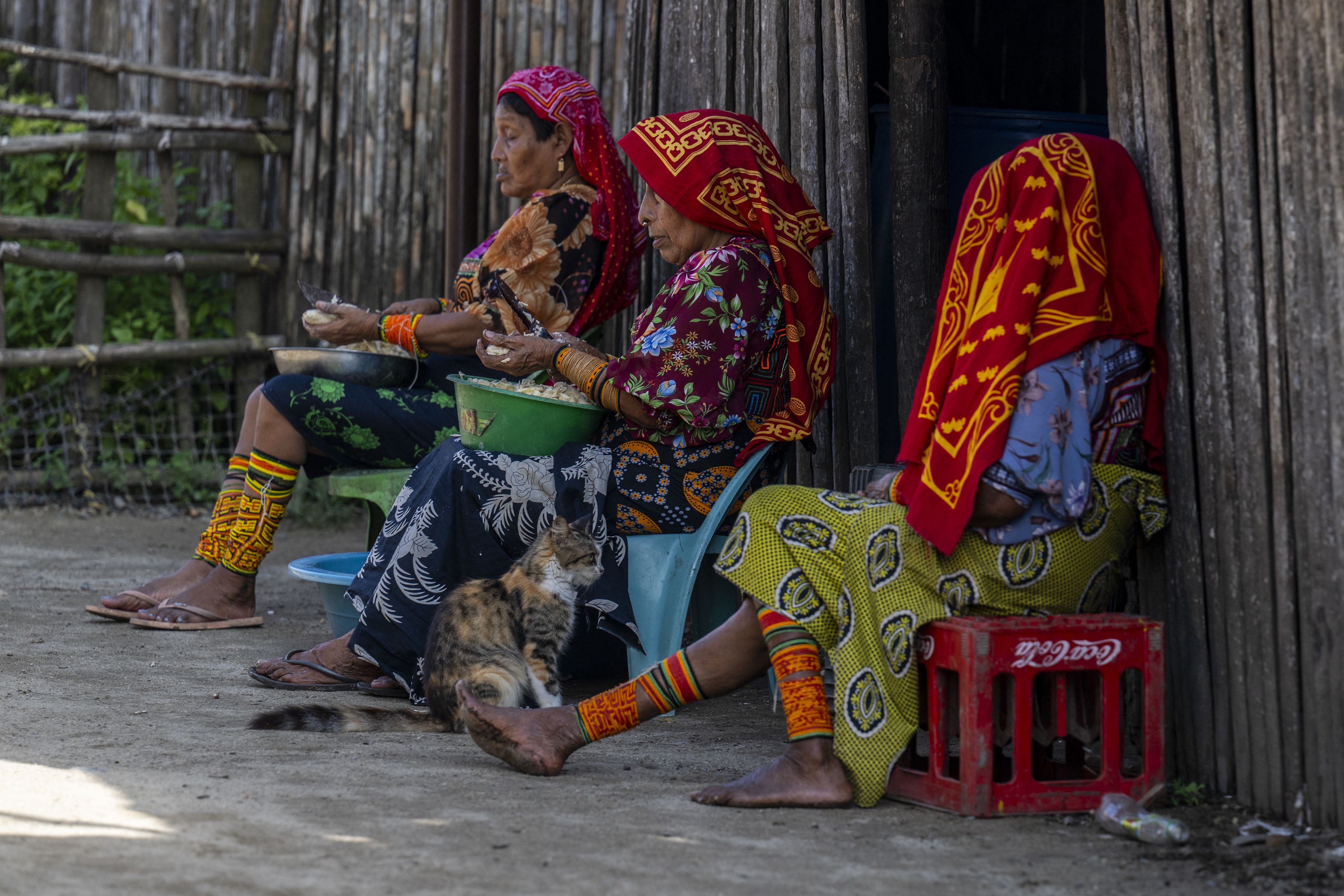 Mujeres indígenas Guna preparan comida en la isla de Carti Sugdupu, en la Comarca Indígena Guna Yala, Panamá, en el Mar Caribe, el 29 de agosto de 2023 (Foto de Luis ACOSTA/AFP)