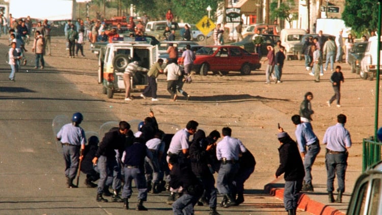 El 12 de abril de 1997 un efectivo de la policía provincial disparó el arma contra el asfalto e hirió de muerte a Teresa Rodríguez, que se encontraba a la vera de la ruta. Las fuerzas de seguridad estaban reprimiendo una movilización docente