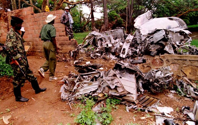 Soldados del Frente Patriótico inspeccionan los restos del avión que trasladaba a los presidentes de Ruanda y Burundi el 6 de abril de 1994 (Reuters)