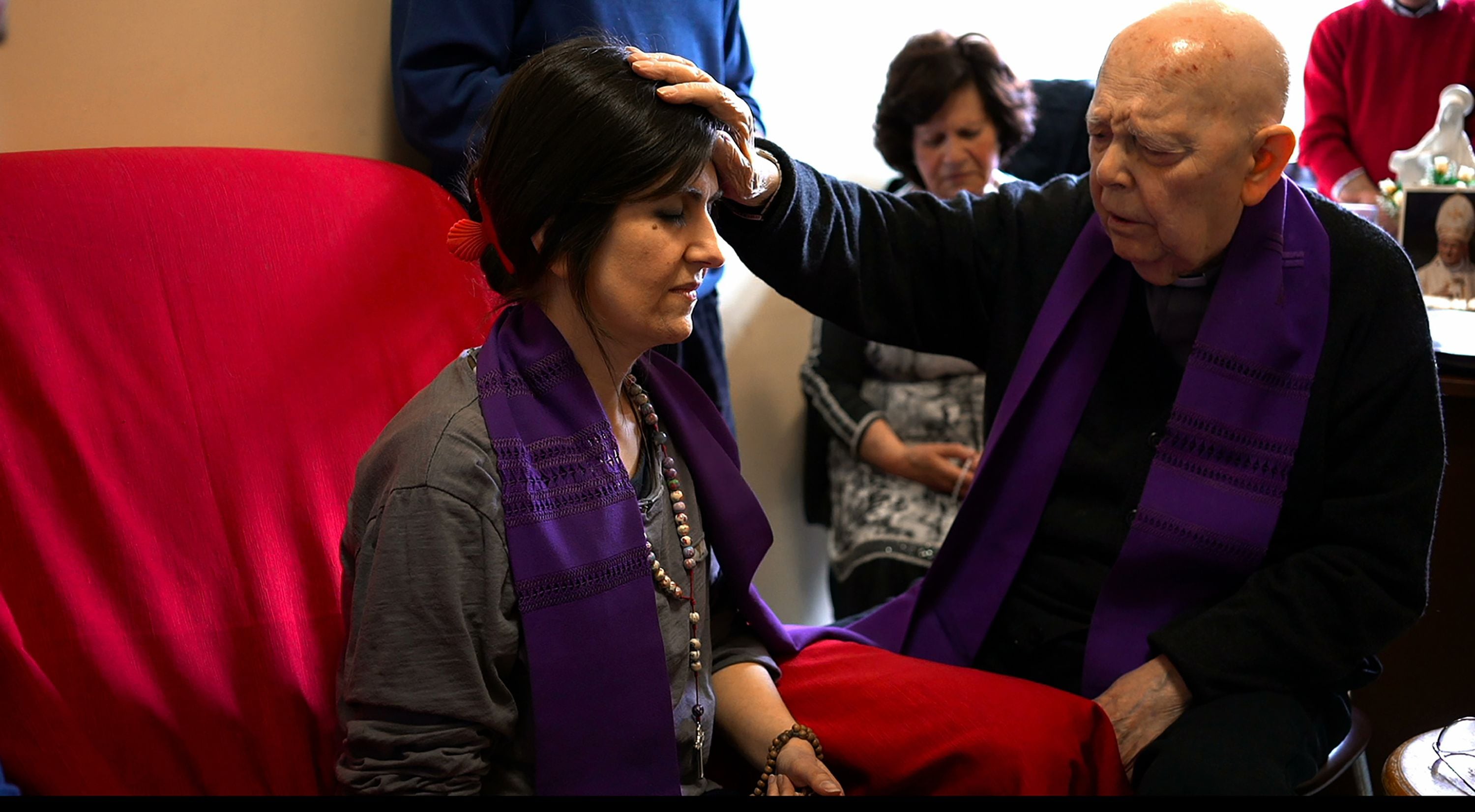 El verdadero padre Gabriele Amorth realiza un exorcismo a la italiana Christina que puede verse en el documental "El diablo y el padre Amorth". (CNS photo/LD Entertainment) 