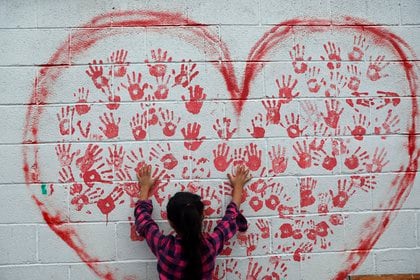 MEX1498. CIUDAD DE MÉXICO (MÉXICO), 23/05/2020.- Una niña juega en una casa de acogida, que aloja a menores que por alguna causa no pueden vivir con sus familias, el 11 de mayo de 2020, en Ciudad de México (México). A las tragedias familiares de abusos sexuales y miseria padecidas, los niños que viven en casas de acogida sufren ahora atemorizados el drama de la pandemia sin entender por qué no pueden salir al patio a jugar. EFE/ Sáshenka Gutiérrez

