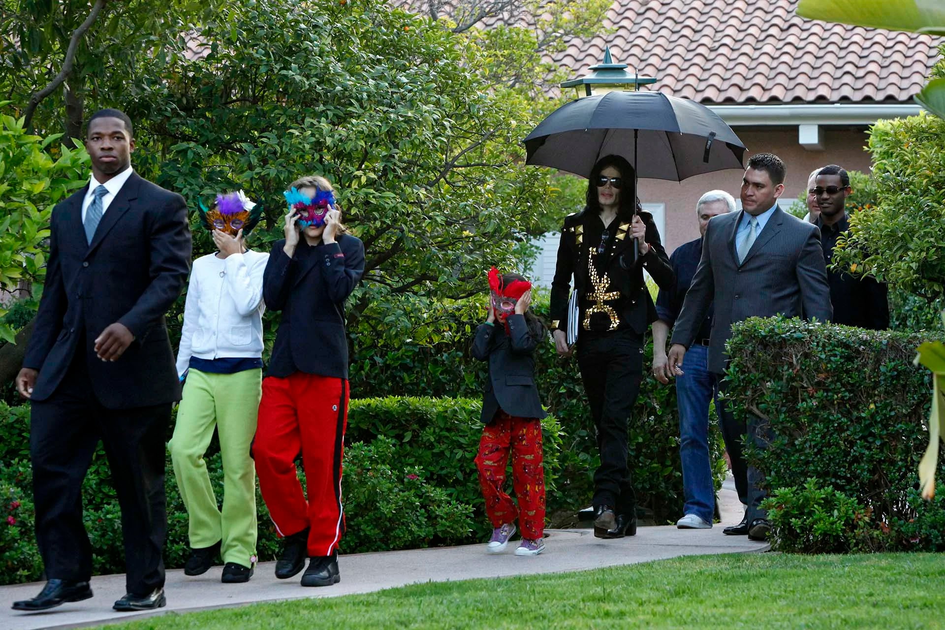 Michael Jackson con sus hijos en Beverly Hills: el rey del pop los hacía llevar máscaras durante las salidas (The Grosby Group)
