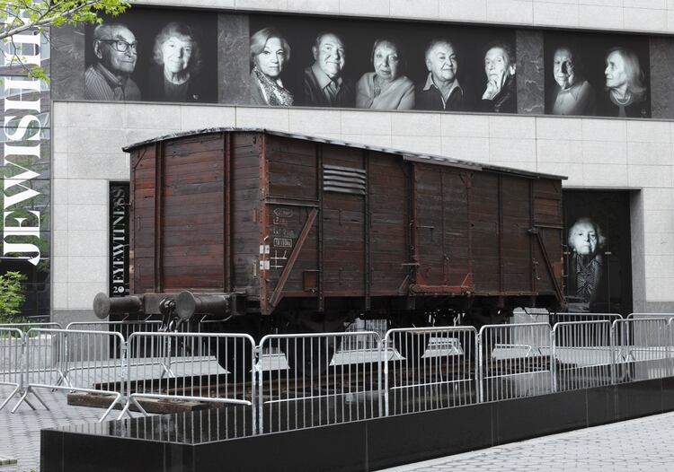 Un vagón ferroviario alemán, como los que se utilizaban para transportar prisioneros a los campos de concentración nazis, fuera del Museo de la Herencia Judía (Elizabeth Bick/The New York Times)
