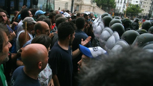 Los manifestantes se enfrentaron con la Gendarmería