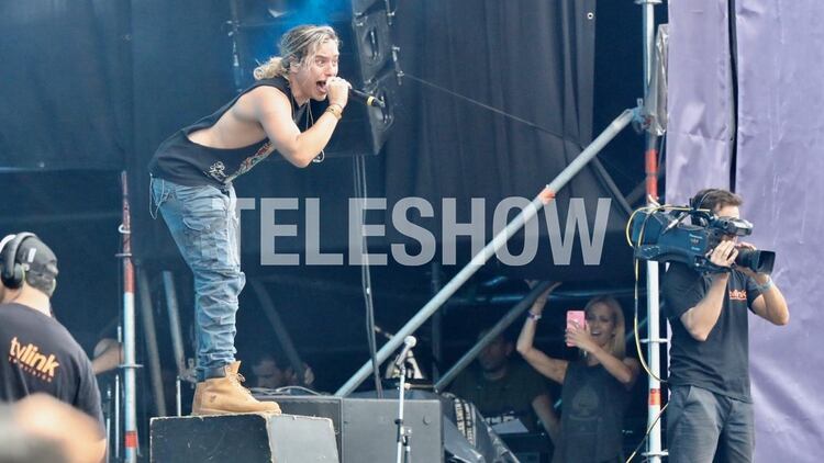 Julieta Prandi, enamorada, mira a su novio, Guido Sardelli, durante su show (Fotos: Mario Sar)