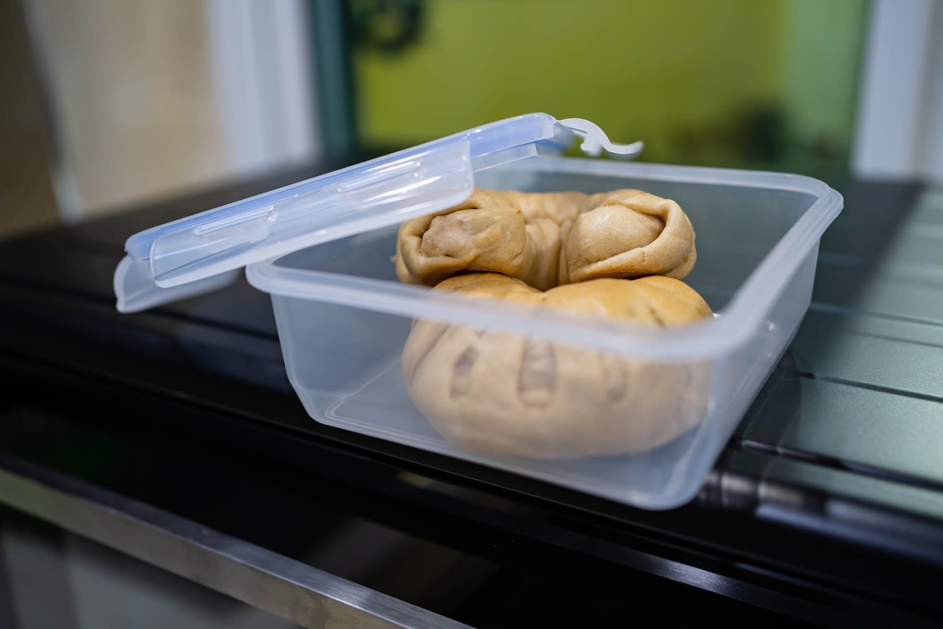 Calentar comida en recipientes de plástico aumenta la presencia del los microplásticos en el organismo (Infobae/Archivo)