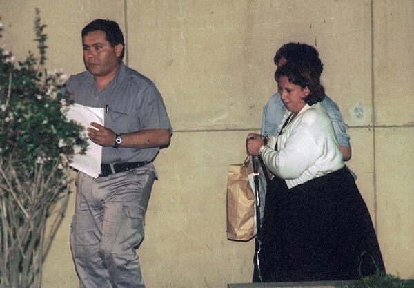 Victoria Vallejos de Escobar de Gaviria esposados en 1999. Foto: Enrique Garcia Medina