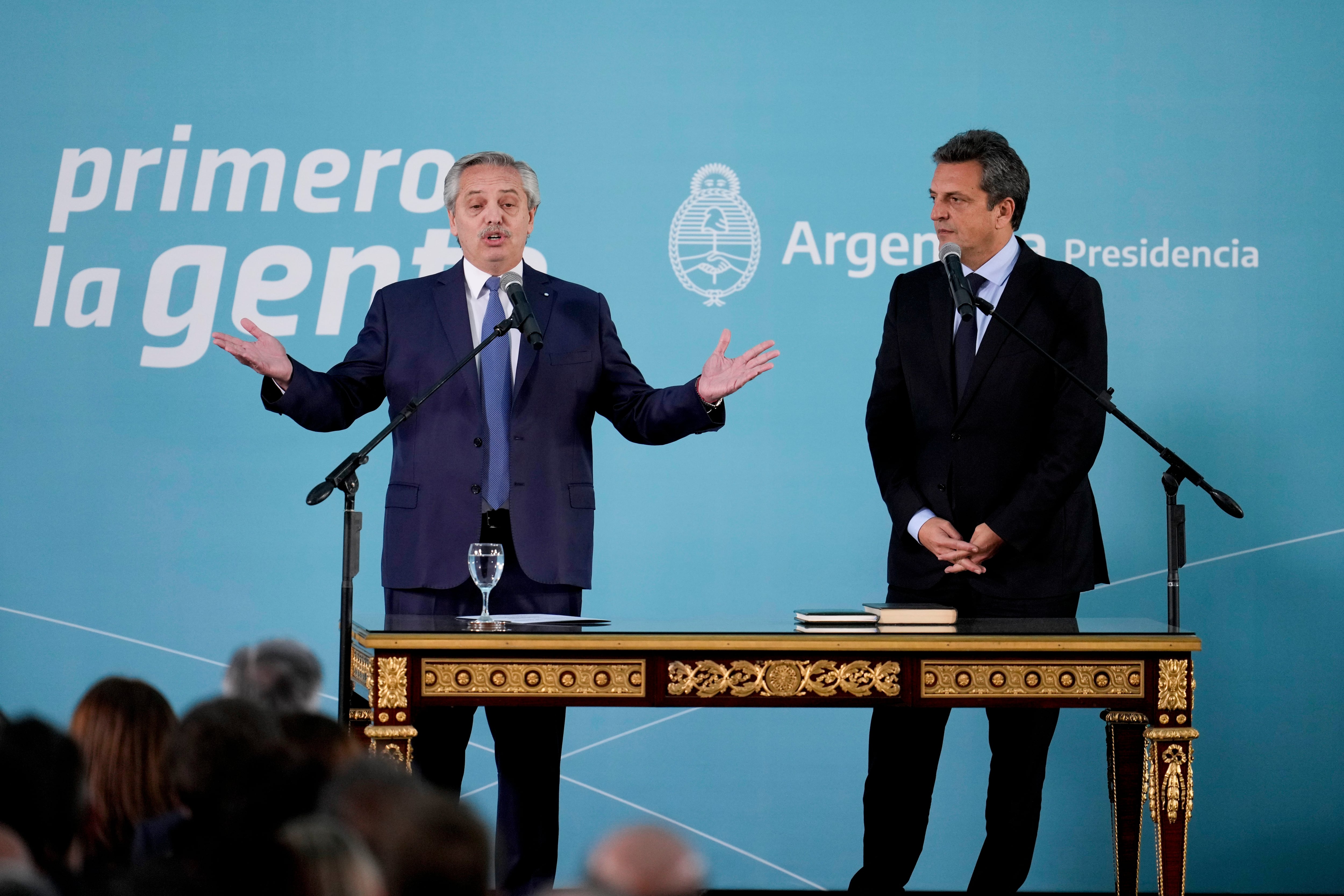 El presidente y el ministro de Economía anunciaron una modificación excepcional para el cobro del aguinaldo (AP Foto/Natacha Pisarenko, Archivo)