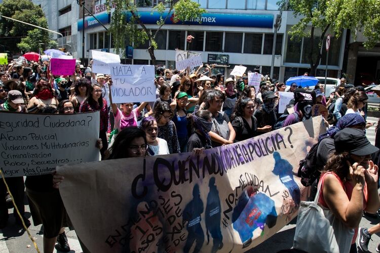 Mujeres jóvenes integrantes de diversas organizaciones feministas se manifestaron a las entradas de las oficinas de la Secretaría de Seguridad Pública (FOTO: GALO CAÑAS /CUARTOSCURO)