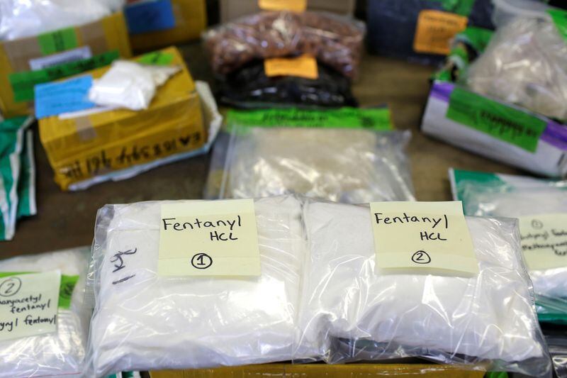FOTO DE ARCHIVO. Bolsas de plástico de fentanilo se exhiben en una mesa del área de Aduanas y Protección Fronteriza de EEUU, en el Aeropuerto Internacional O'Hare en Chicago, Illinois. 29 de noviembre de 2017. REUTERS/Joshua Lott.