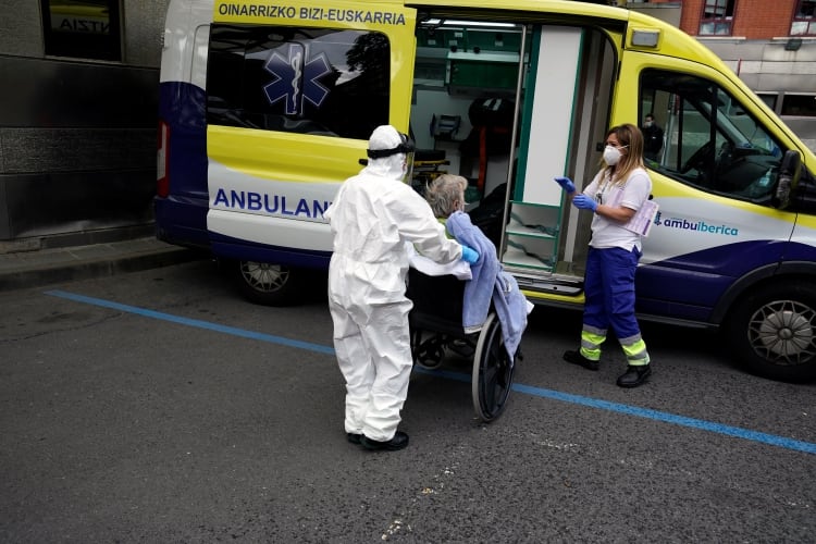 Traslado de un paciente en Bilbao, España (Reuters)