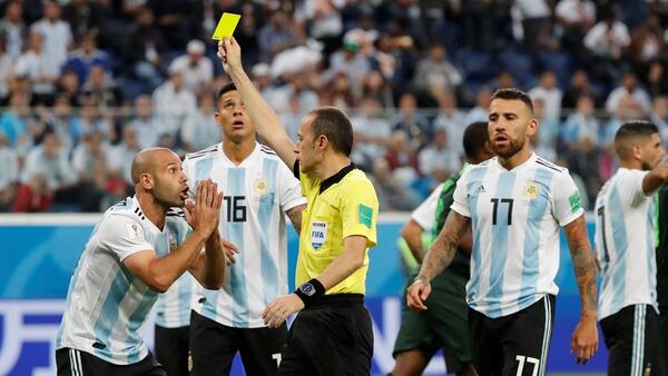 Javier Mascherano es otro de los jugadores argentinos que fue amonestado ante Nigeria (REUTERS/Toru Hanai)