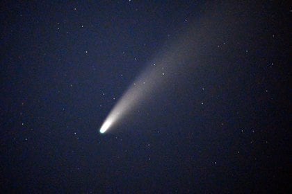 En 2020 nos visitó el comenta NEOWISE y pudo se apreciado a simple vista en varios rincones del mundo. (Photo by David Becker / AFP)