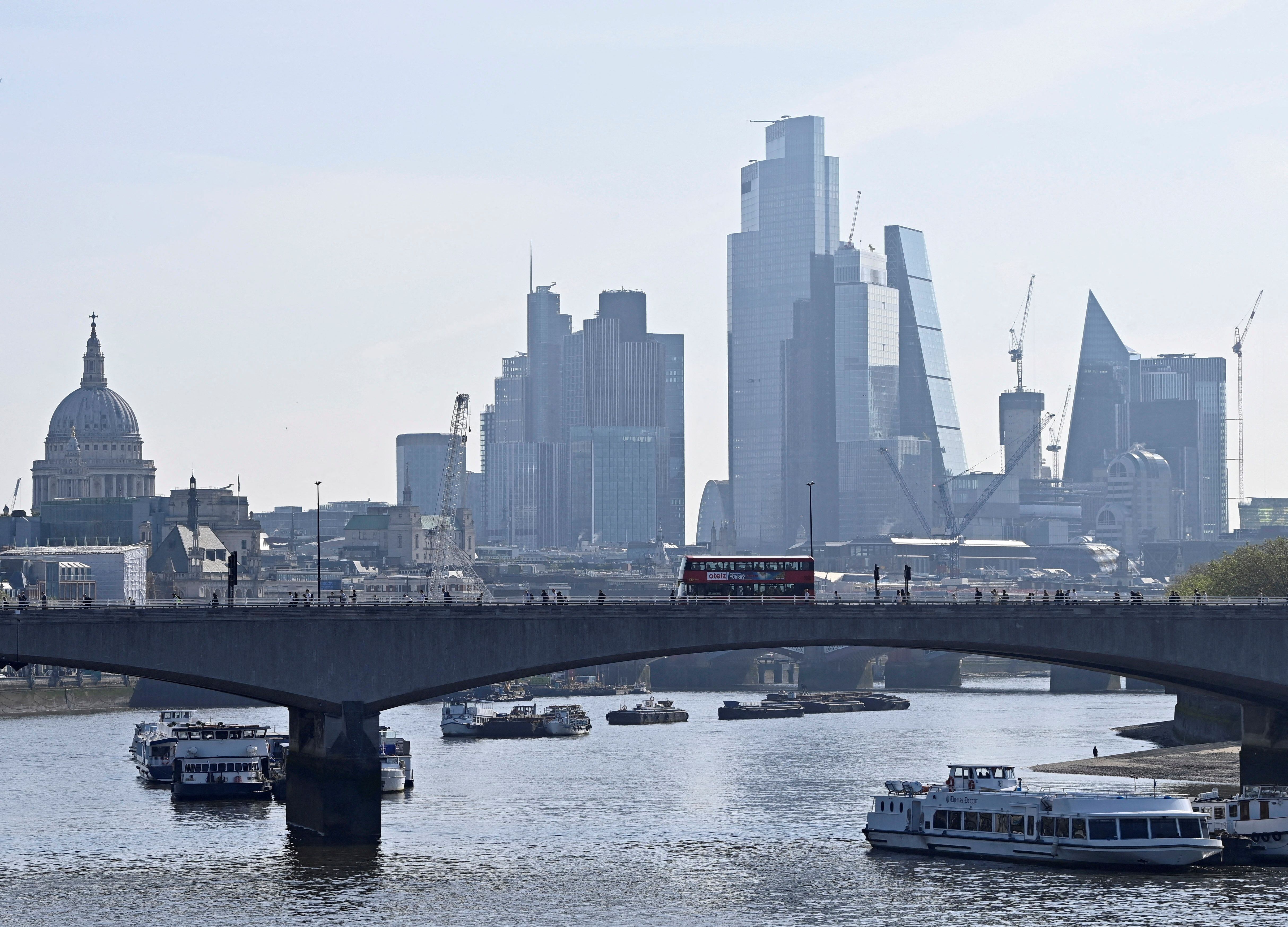 Barcos anclados en el río Támesis, con edificios del distrito financiero de la City de Londres detrás, en Londres, Gran Bretaña, 17 de mayo de 2023. REUTERS/Toby Melville/Archivo
