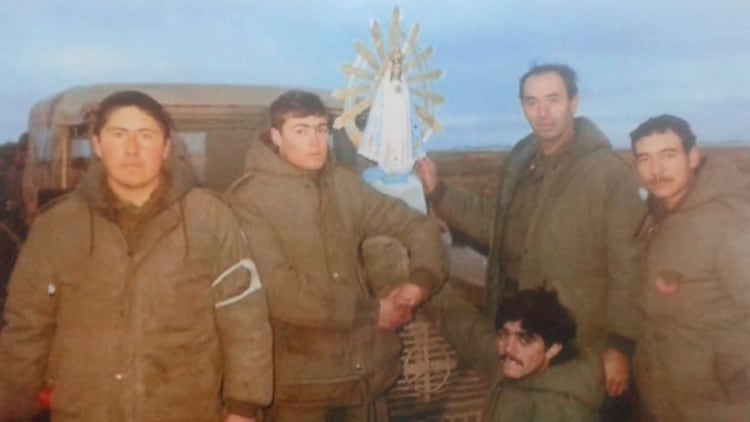 Soldados argentinos posan con la Virgen de Luján en las Islas Malvinas. Cuando finalizó el conflicto, la imagen fue enviada a una catedral de Gran Bretaña