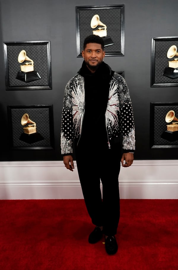 El rapero Usher lució un total black look pero para cortar apostó a una bomber bordada en blanco y negro con flores con cristales y piedras