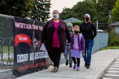 Siswa datang untuk pertama kalinya sejak dimulainya pandemi COVID-19 di Hunter's Glen Junior Public School, yang merupakan bagian dari Dewan Distrik Sekolah Toronto.  Reuters / Carlos Osorio