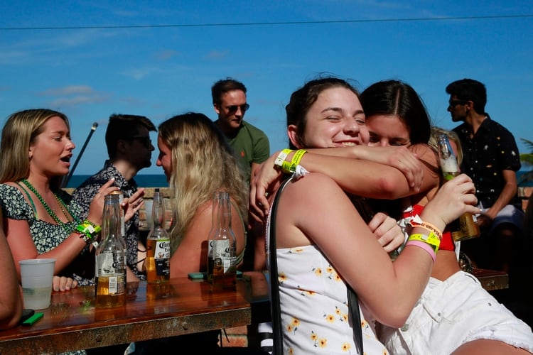 Hasta que Miami decidió cerrar playas y declarar la cuarentena, estudiantes como Laura Haverty y Haley Halse, ambas llegadas desde Saratoga, Nueva York, se divertían sin restricciones en el McSorley's Beach Pub de Fort Lauderdale (AP Photo/Brynn Anderson)