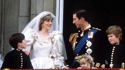 Lady Di y el príncipe Carlos a la salida de su boda en la catedral de San Pablo, Londres, el 29 de julio de 1981  (REUTERS/Stringer)