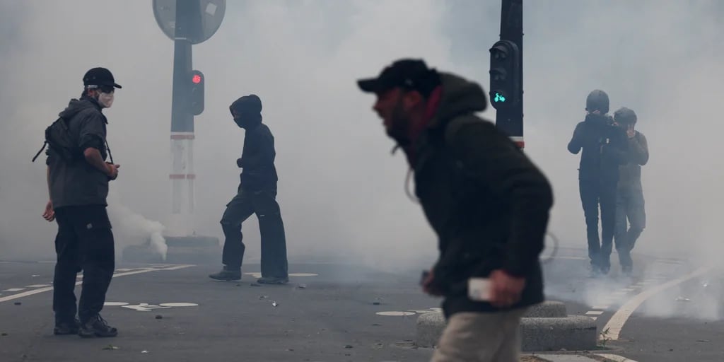Violentos disturbios en la marcha por el Día de los Trabajadores en París: grupos radicales atacaron comercios 