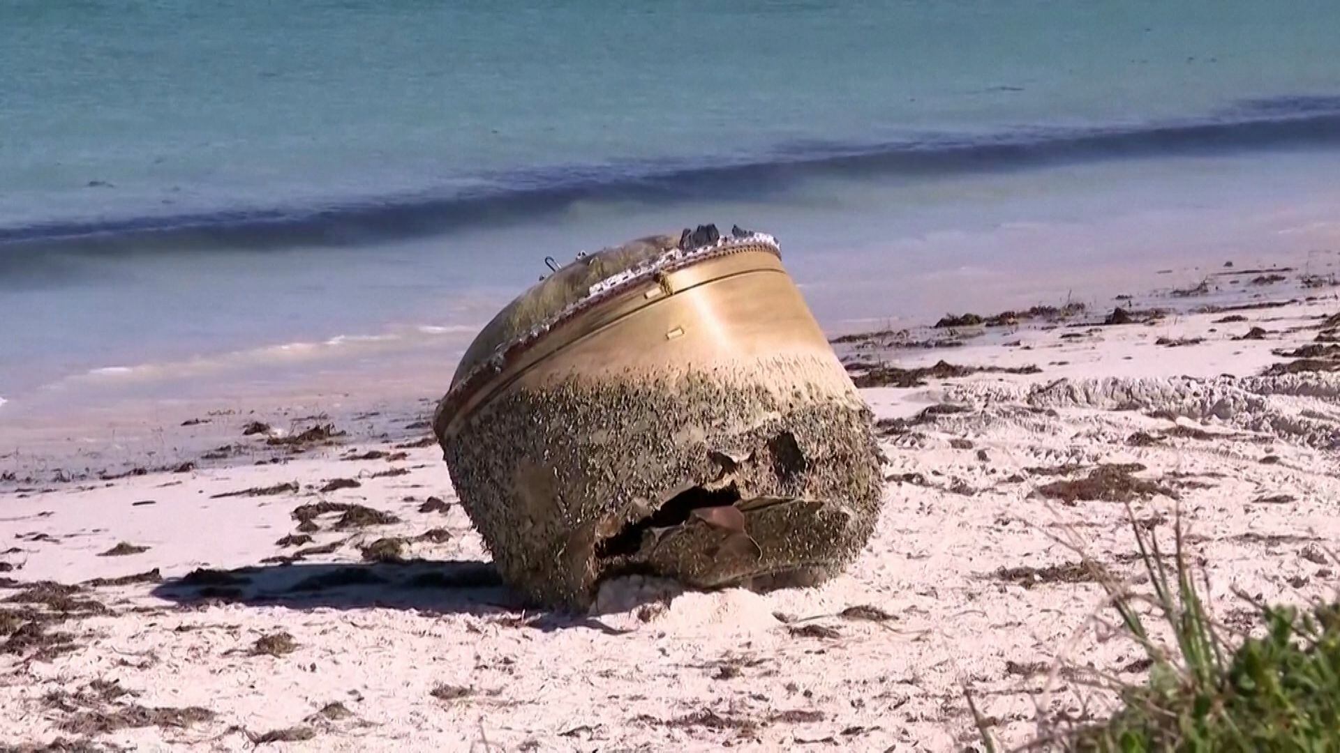 Pieza de un satélite que apareció en una playa de Australia. Reuters