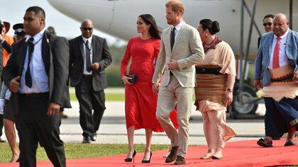 El príncipe Harry y Meghan Markle durante una visita oficial a Tonga  en 2018 (AFP)