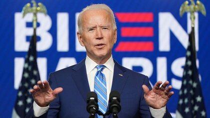 El candidato presidencial demócrata Joe Biden habla en Wilmington, Delaware.  4 de noviembre de 2020 (Reuters) / Kevin Lamarck