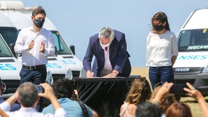 En el complejo 5 de Chapadmalal, una localidad ubicada en la ruta interbalnearia 11 entre Mar del Plata y Miramar, el presidente Alberto Fernández firmó la ley a las 10:30 del domingo 3 de enero de 2021