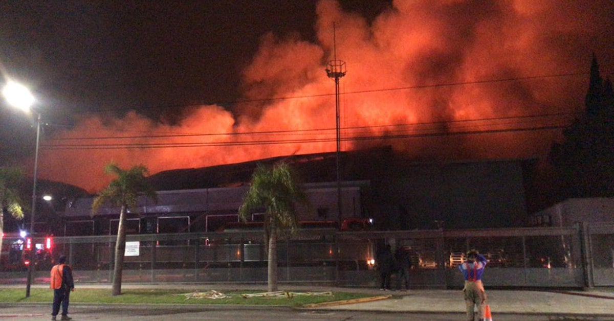 Uncontrolled fire in a San Fernando bakery plant: 20 fire crews work there