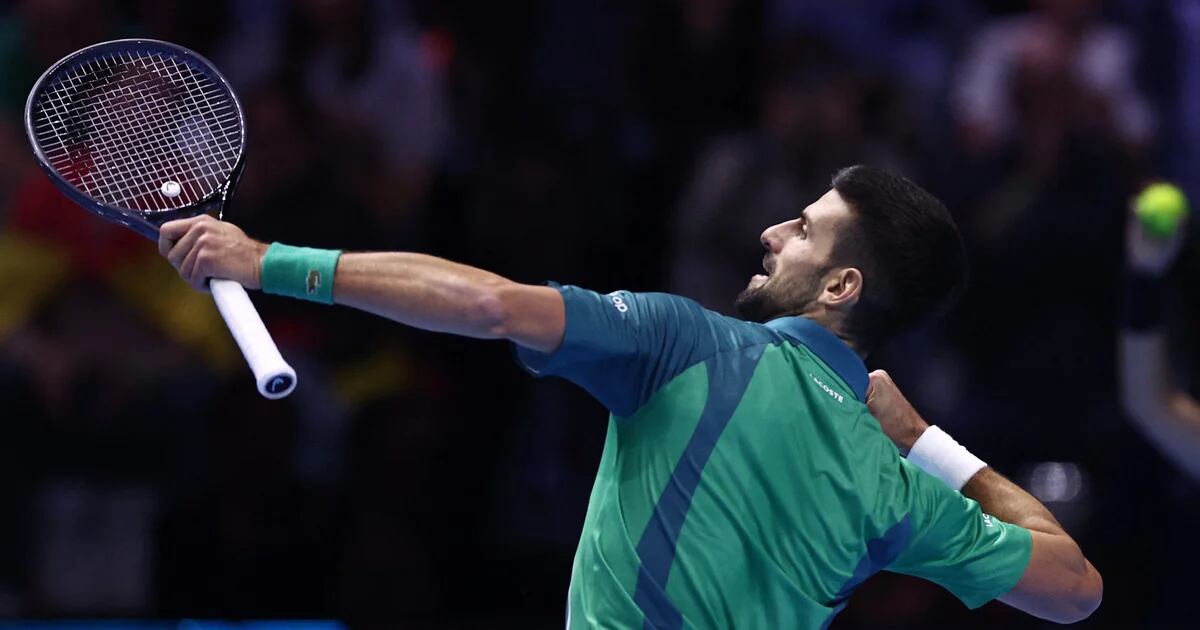 Novak Djokovic ha travolto Carlos Alcaraz e giocherà la finale delle ATP Finals contro Jannik Sinner.
