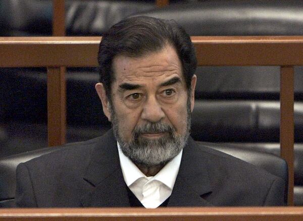 El dictador iraquí Saddam Hussein durante su juicio (AP)