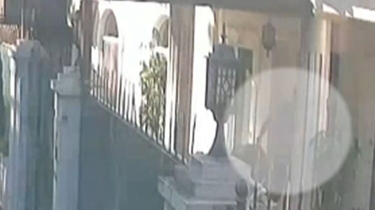 Las cámaras de seguridad turcas captan el presunto momento en el que retiran del consulado los restos de Khashoggi en bolsas
