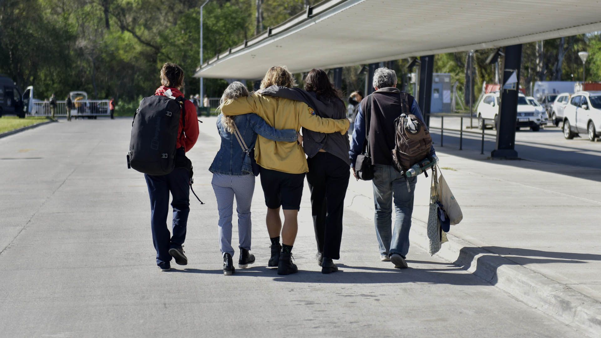 Familias a salvo: todos abrazados y agradecidos por la llegada de los argentinos repatriados de Israel (fotos: Gustavo Gavotti)