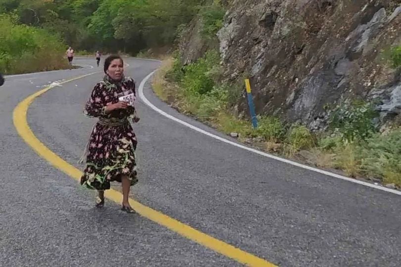 La corredora ganó el maratón portando un vestido y huaraches.

Foto: X/en10dencia