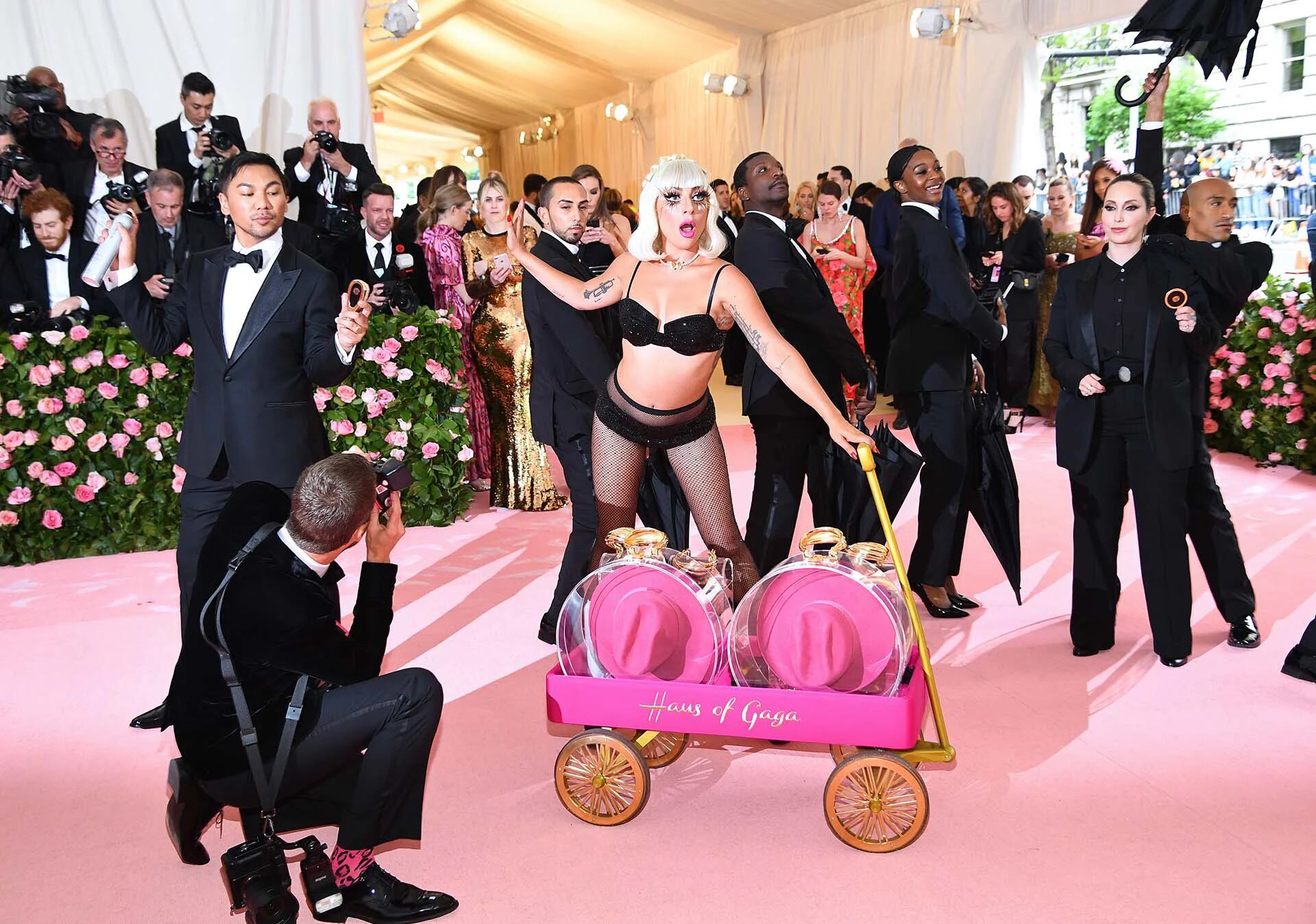 Por supuesto, no sería un “momento Lady Gaga” sin un poco de sensualidad; la cantante y actriz estadounidense se desnudó hasta lucir un conjunto de ropa interior negro con brillantes para captar las miradas de los espectadores