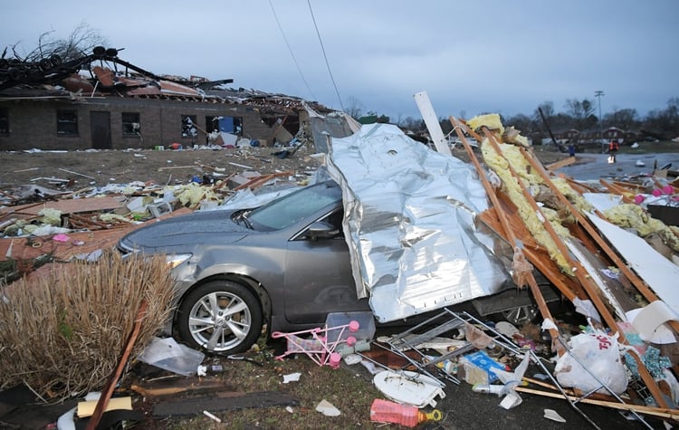 Un auto quedó destruido tras el paso de los tornados (REUTERS)