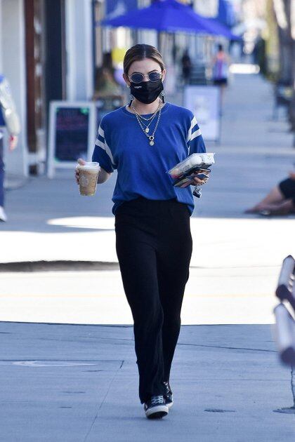 Lucy Hale fue a comprar comida para llevar a una tienda en el centro de Los Ángeles. La actriz de 31 años lució un pantalón negro, remera azul con detalles blancos, tapabocas y lentes de sol