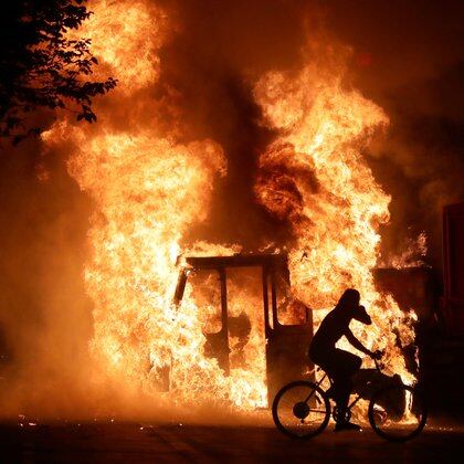 Un camión incendiado por los manifestantes (Mike De Sisti/Milwaukee Journal Sentinel via USA TODAY via REUTERS)