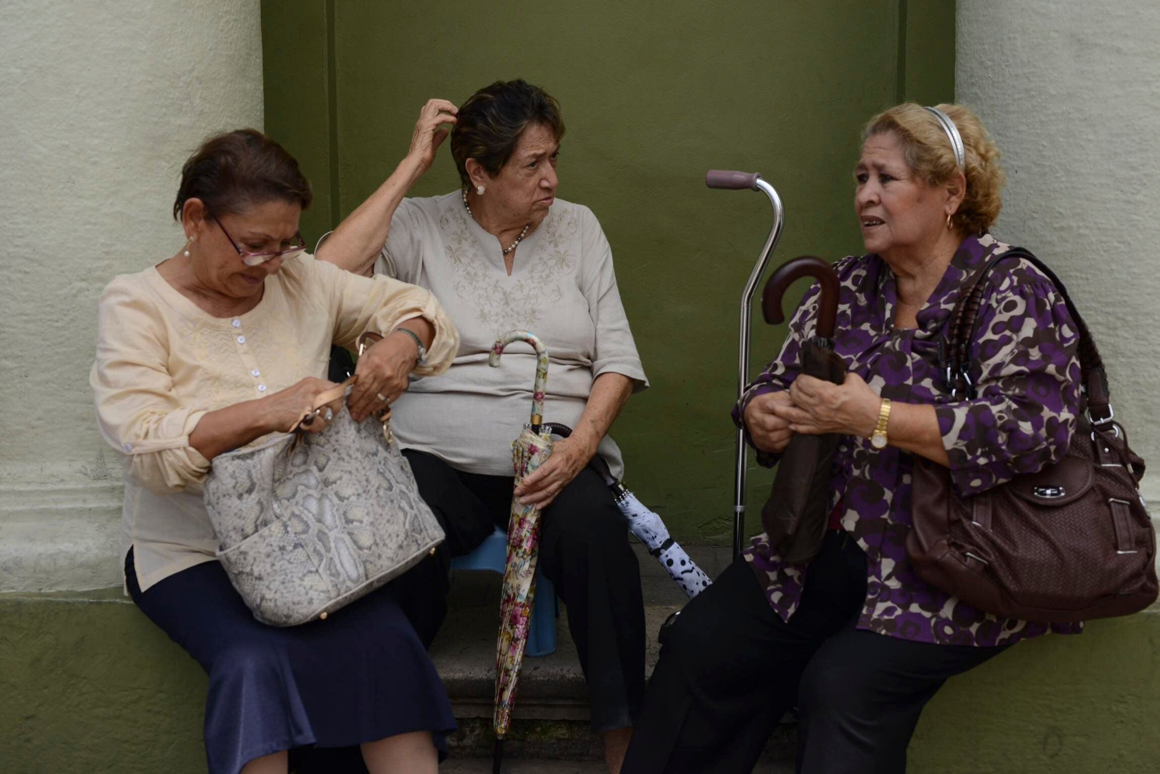 Personas de la tercera edad comentan. (Foto: Rubén Espinosa/ Cuartoscuro)