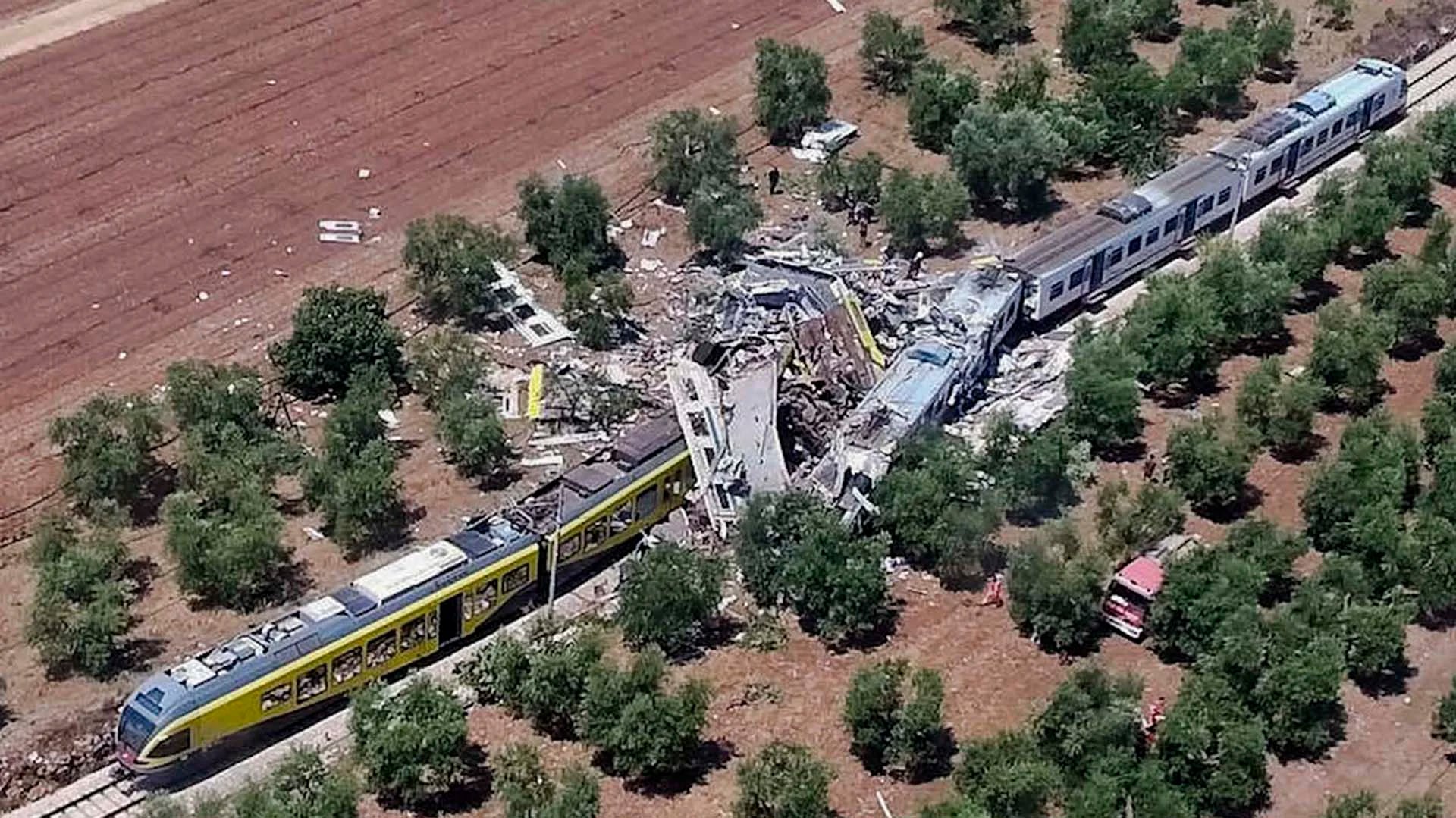 Una impactante toma aérea del choque de trenes en Puglia (AP)