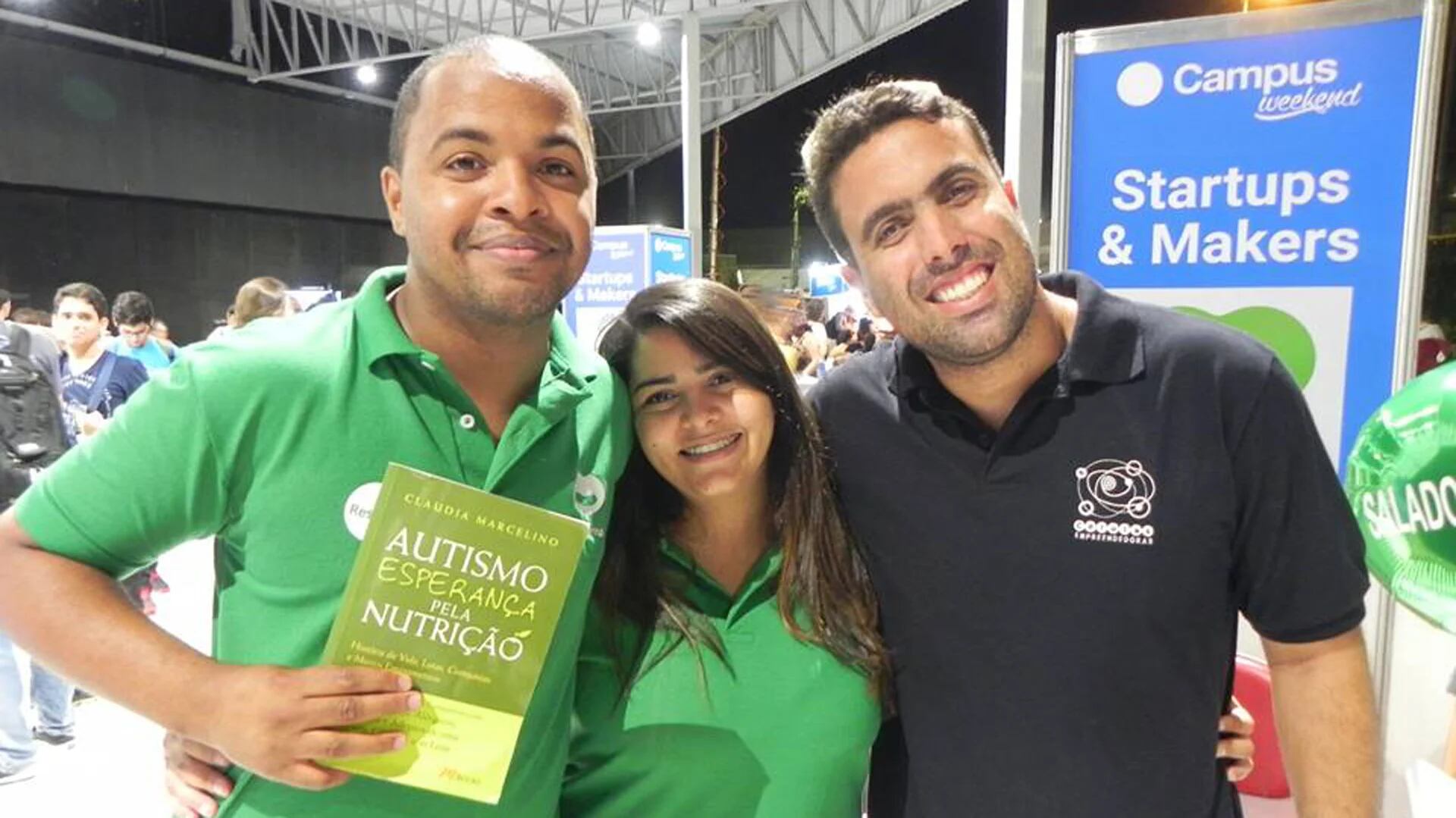 Gabriel Lourenço y Eraldo Guerra, fundadores de la compañía, con una niña que utiliza la aplicación (MB)