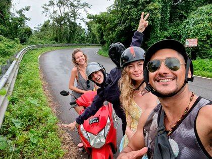 Durante su estadía en Goa, Joud (atrás con el casco) aprendió a andar en motocicleta.