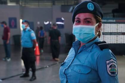 Una policía con mascarilla antes de la realización de una velada de boxeo (REUTERS/Oswaldo Rivas)