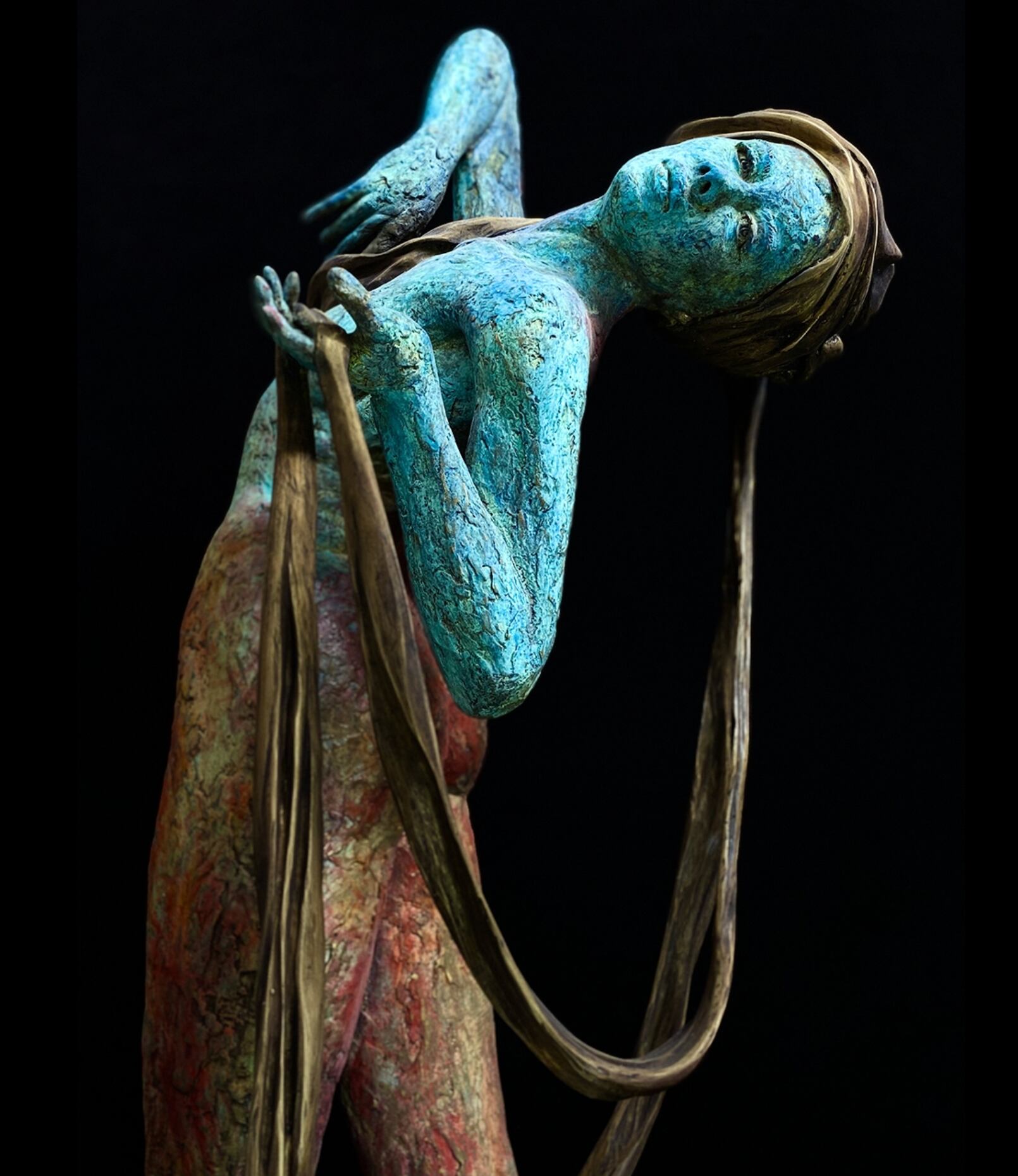 Escultura de una mujer en tonos bronce y azul, de Walter Marin, presentada en la Miami Art Week
